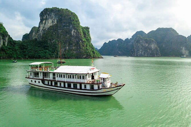 2 Days 1 Night Discovery Mai Chau Hidden Valley Classic Tour - Lunch and free time: shopping without being rushed