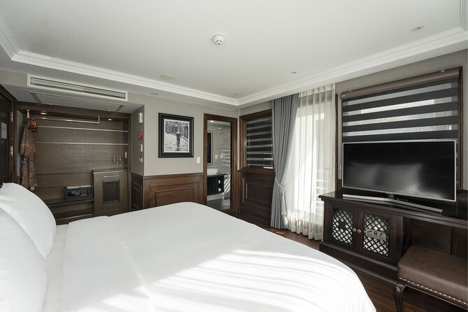 2 Days Tour of Halong Bay by Hera Cruise from Hanoi - Lan Ha Bay day: lunch with views, plus kayaking and the cooking demo