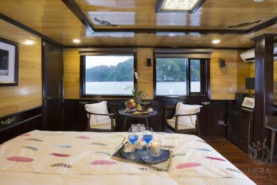 2 Days Tour of Halong Bay by Hera Cruise from Hanoi - Tuan Chau Island and the harbor flow: getting onto the ship without stress