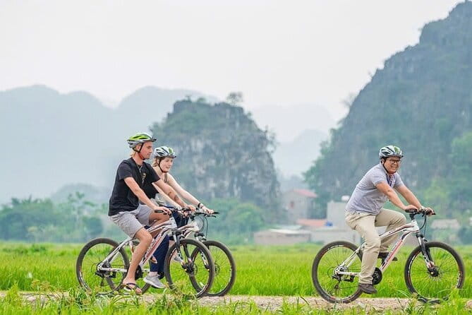 21-Day Vietnam Itinerary Explore North to South Highlights - Ninh Binh by boat and caves: Hoa Lu, Tam Coc, and Mua Cave views