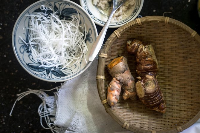Authentic Cooking Class in Hanoi with a Vietnamese Grandmother - The 1-hour market walk with Hang: herbs, fruit, and real bargaining