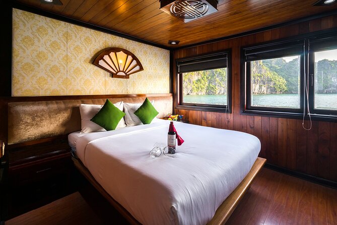Bai Tu Long bay Deluxe cruise 2D1N: fishing villages, meals, cave, kayaking - Rowing boat to Vung Vieng fishing village: real local rhythm