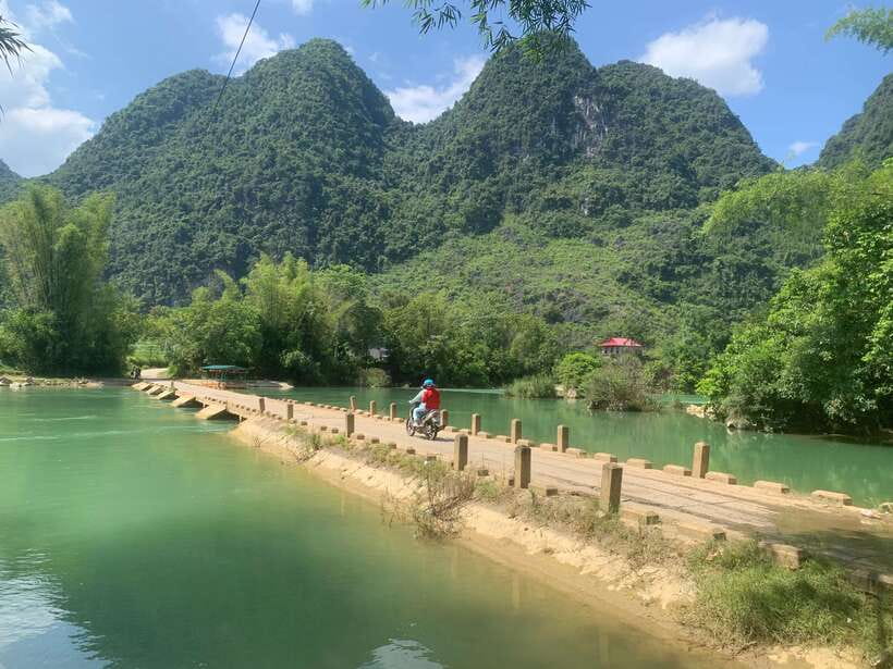 Ban Gioc Waterfall - God Eyes Mountain 1 Day By Car - Ngao Cave (Tiger Cave): The Shapes in the Rock