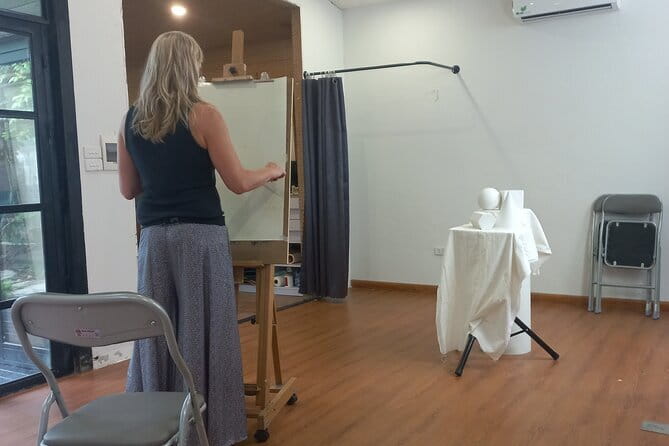 Beginner Painting & Drawing Class in Hanoi – Art Tutor Hanoi - Materials and choices: pencils, charcoal, and more