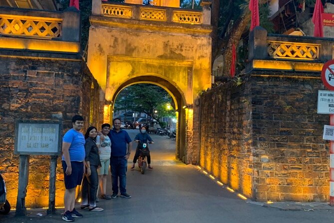 Best Hanoi Food Tour 7 Different Food Tasting Visit Train Street - What to expect from the walking pace and group size