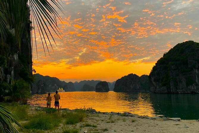 Cat Ba Abseiling Tour - Explore The Biggest Lagoon of Lan Ha Bay - Kayak coves and cave chambers at Hồ Hang Vẹm