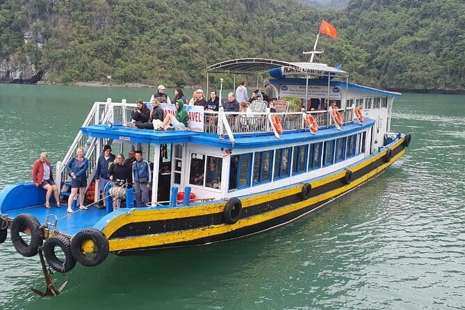 Cat Ba: Lan Ha Bay & Ha Long Bay Boat Trip, biking, kayakin,lunch - Lan Ha Bay cruise: floating villages and limestone scenery on the way to the caves