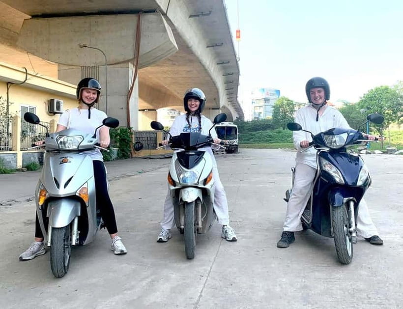 Chicks n Bikes: Customised Motorbike Riding Lesson in Hanoi - Instructor Coaching in Practice: Thảo and Quang Thảo Style of Teaching