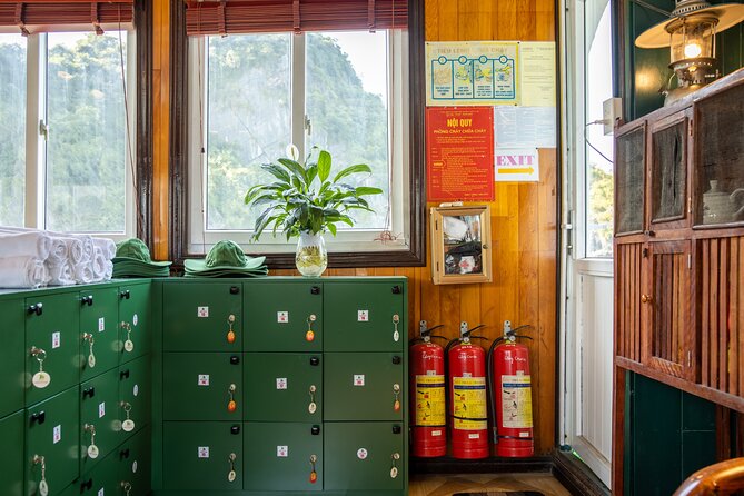 Cong Cruise Full-day Explore Halong Bay - Sunset party and spring-roll cooking: the best onboard payoff