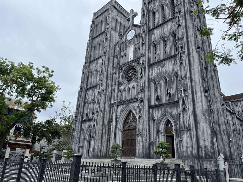 Cycling Through Hanoi: Old Quarter Pagodas & Red River Delta - Truc Bach Lake to the Red River Delta: when Hanoi turns green