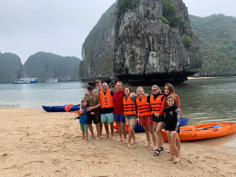 Đảo Cát Bà : 1Day Kayaking,Swimming,Cycling,Snorkeling,Lunch - Lunch onboard: seafood, Vietnamese classics, and vegetarian options