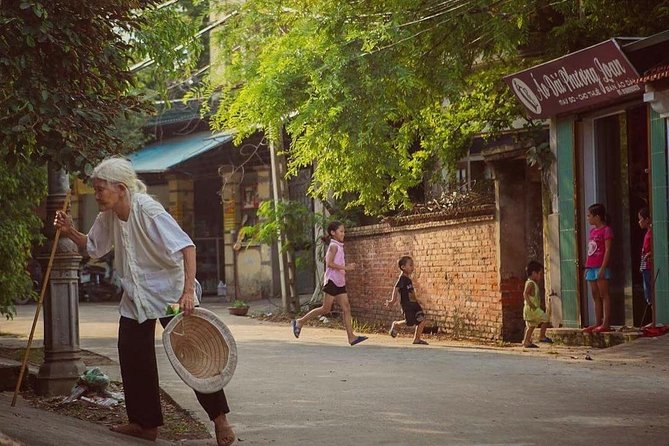 Duong Lam Ancient Village full day tour from Hanoi & experiencing local life - The ride out: pickup timing and what to expect
