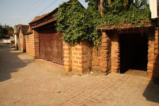 Duong Lam Ancient Village Private Tour: Ancient Vestage, Fortress - Duong Lam Ancient Village: Laterite Houses, Narrow Alleys, and the “Living Museum” Feeling