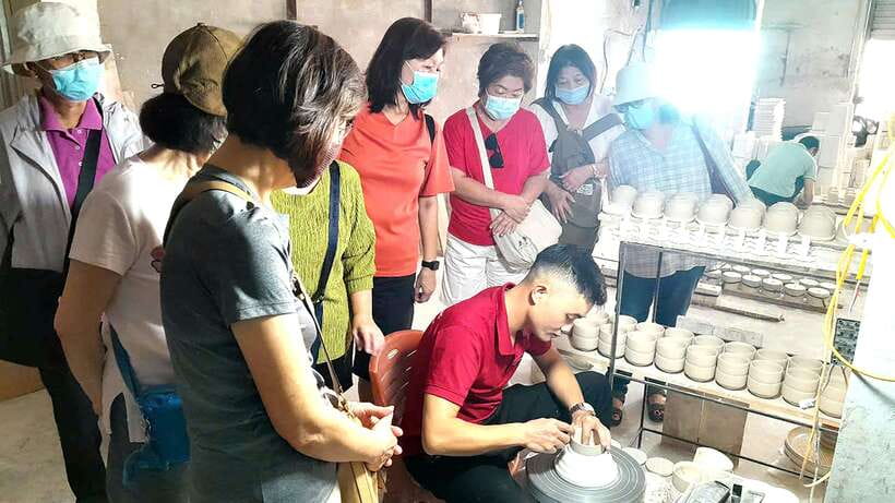 Explore Bat trang village & Ceramics factories / local guide - Wandering Bat Trang Traditional Village (and shopping with a brain)