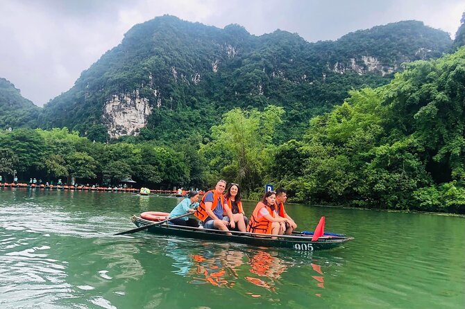 Exploring Bai Dinh Pagoda -Trang An -Mua Cave with Buffet Lunch 1 Day From Hanoi - Bai Dinh Pagoda: Buddha Sanctuary, statues, and big-venue momentum