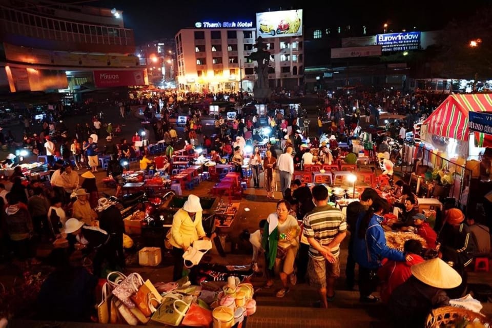 From Ha Noi: SAPA - FANSIPAN - CAT CAT VILLAGE 2 Day 1 Night - Sapa at night: food, shopping, and the Love Market on Saturdays
