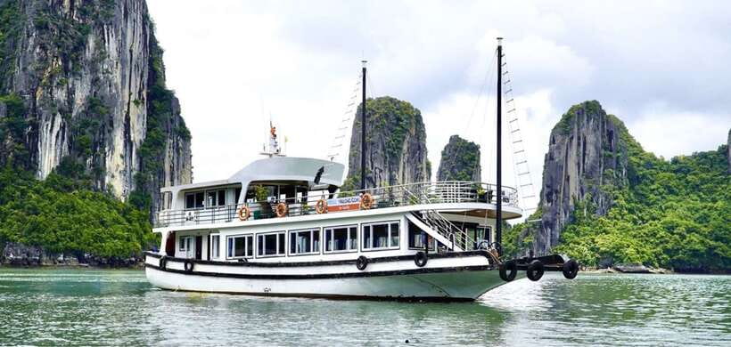 From Hanoi: 1 -Day Halong Bay Cruise With Big & Small Groups - Bo Hon archipelago and the Surprising Cave walk