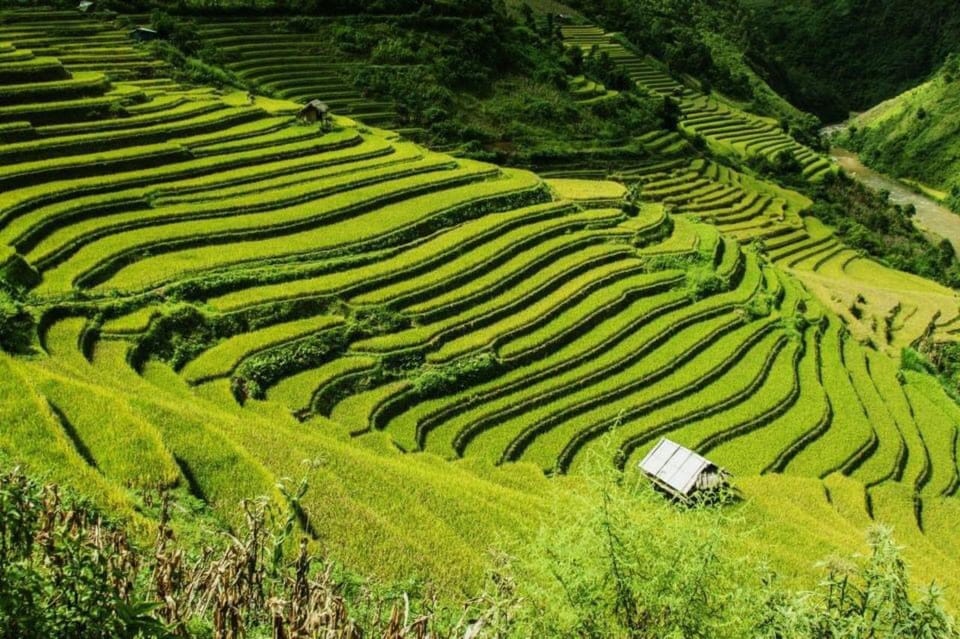 From Hanoi: 2-Days Sapa Trekking Tour Lao Chai and Cat Cat - Day 1: Cat Cat village, the valley path, and the waterfall stop