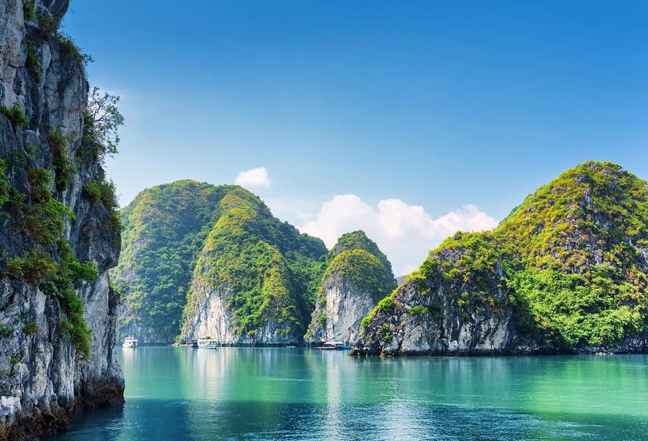 From Hanoi: Explore Ha Long Bay In Full Day - Sung Sot Cave: the 700-step highlight you’ll feel in your legs