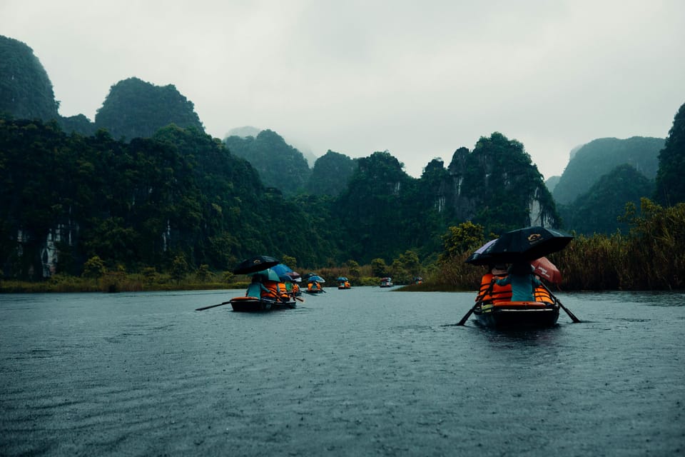 From Hanoi: Hoa Lu, Bai Dinh, Trang An, Tam Coc and Mua Cave - Tam Cốc or Tràng An by bamboo boat: the scenery is the point