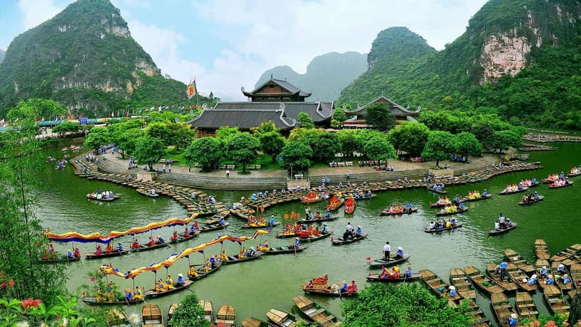 From Hanoi: Hoa Lu, Bai Dinh, Trang An, Tam Coc and Mua Cave - Múa Cave and the 500-steps payoff