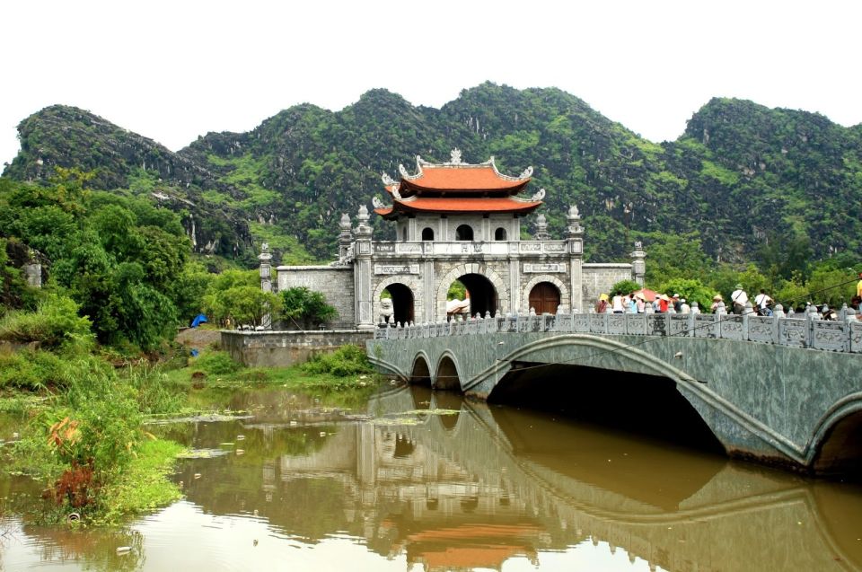 From Hanoi: Ninh Binh & Cuc Phuong National Park 2-Day Tour - Cuc Phuong morning: a prehistoric-cave drive that sets the tone