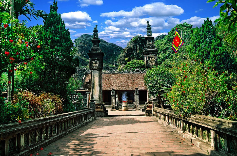 From Hanoi: Ninh Binh, Hoa Lu, Tam Coc and Mua cave - Lunch in Ninh Binh: buffet Vietnamese dishes (and vegetarian options)