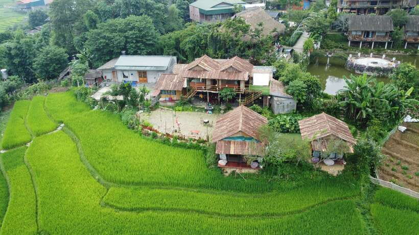 From Hanoi: Sapa Discovery Package Tour 2 Days 1 Night - The one-hour Sapa window: Stone Church, lake, and market stops