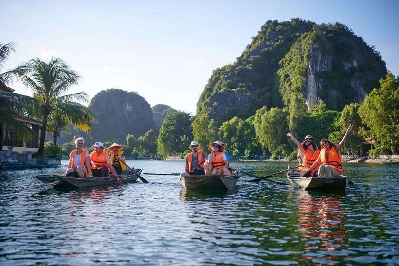 From Hanoi: Trang An, Hoa Lu & Mua Cave Full-Day Luxury Tour - Trang An UNESCO caves: sampan time with Sang, Toi, and Nau Ruou