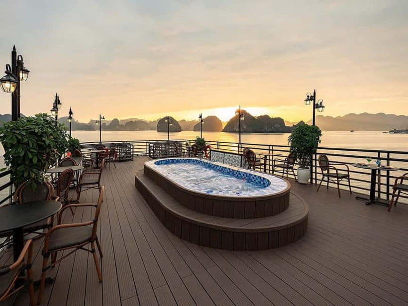 From Hanoi:Ha Long Bay Day Tour w/ Thien Cung Cave& Kayaking - On board lunch: seafood, options, and what not to forget