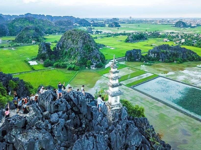 From Ninh Binh : Hoa Lu, Trang An, and Mua Cave Day Tour - Lunch at a Local Restaurant: Fuel for the Boat Cruise