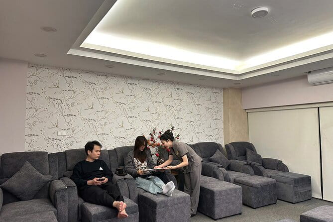 Full Body Combo with Aromatherapy or Deep Tissue treatment - The welcome drink and private room setup