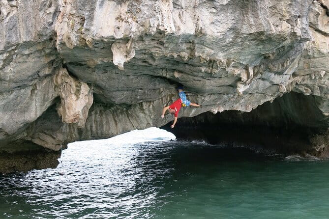 Full day deep water soloing - Kayaking in Cat Ba - Ha Long Bay. - Hòn Tay Kéo: your first DWS taste and the technique basics