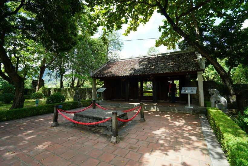 Full Day Hoa Lu - Tam Coc - Mua Cave/Buffet/Tour Guide/Bus - Lunch in Ninh Binh: The Buffet Break That Keeps the Day Moving