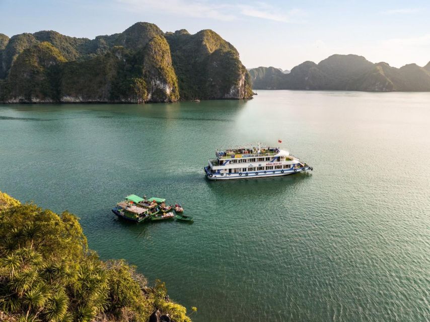 Ha Long: Afternoon Cruise with Lunch, Kayaking, and Swimming - Luon Cave by kayak or bamboo boat: the tunnel moment