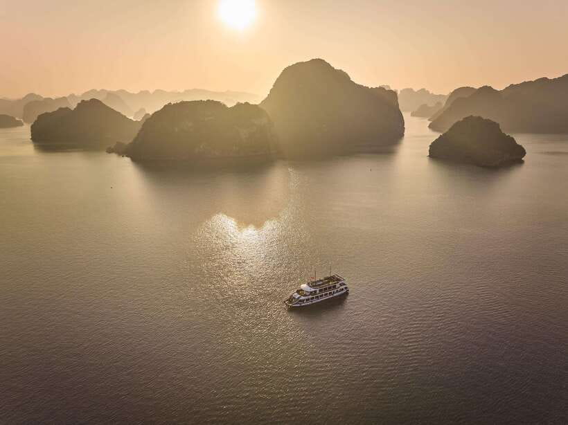 Ha Long & Bai Tu Long bay cruise wt Kayakking & buffet lunch - Luon Cave lagoon time: kayaking or bamboo boat for a calmer kind of scenery