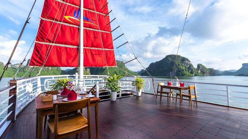 Ha Long Bay - Bai Tu Long Bay Luxury Boat Tour & Transfer - Bai Tu Long and Ha Long Bay in one day: what this route is really good at