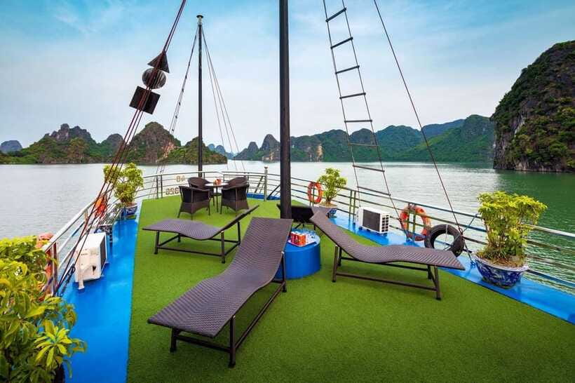 Ha Long Bay Small Deluxe Cruise Day Trip With Kayak & Lunch - Titop Island and the Titop Peak Climb: Best Bay Photos Come From Up High