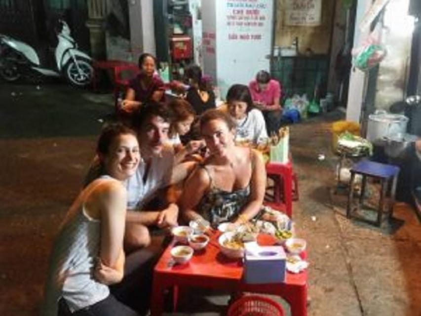 Ha Noi : Small Group Hanoi Street Food Tour - Traffic, architecture, and the photo-stop moment that helps