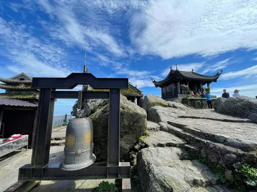 Ha Noi: Yen Tu Mountain - UNESCO Cultural Heritage Day Tour - Moving onward: Nha San Tung Tam and pacing the climb
