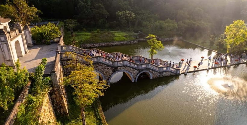 Ha Noi: Yen Tu Mountain - UNESCO Cultural Heritage Day Tour - Moon Lake fish feeding: the calm break you’ll remember