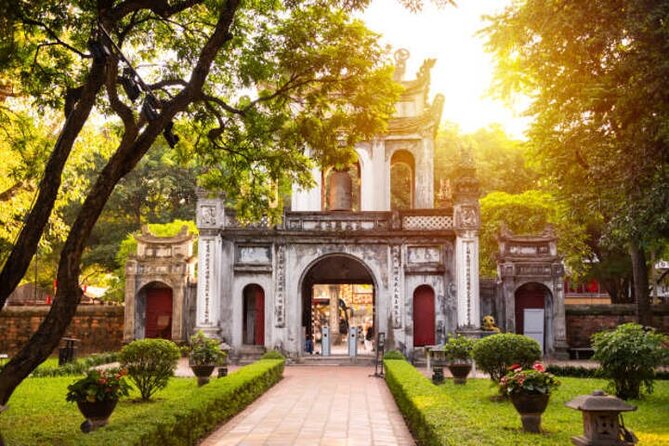 Half City Tour in Ha Noi - Tran Quoc Pagoda (Chùa Trấn Quốc): Buddhism by West Lake
