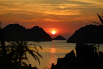 Half day Lan Ha Bay excursion ( 4 hours ): Kayaking, Snorkel - Getting to Beo Wharf: Cat Ba pick-up and the tour rhythm