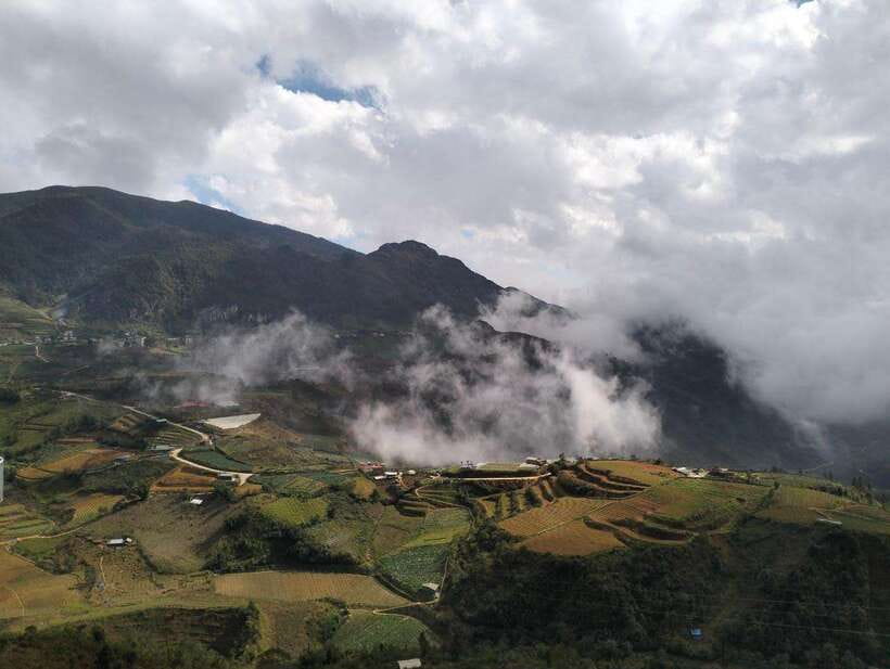 Half Day Sapa Trekking to Visit Lao Chai - Ta Van - Stop 1: Y Linh Ho photo stop for valley views