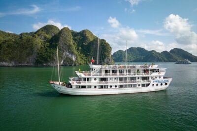 Halong 2D1N with Le Journey/Hera/La Pandora Boutique from Hanoi - Luon Cave kayaking on Day 2: the kind of photo moment worth it