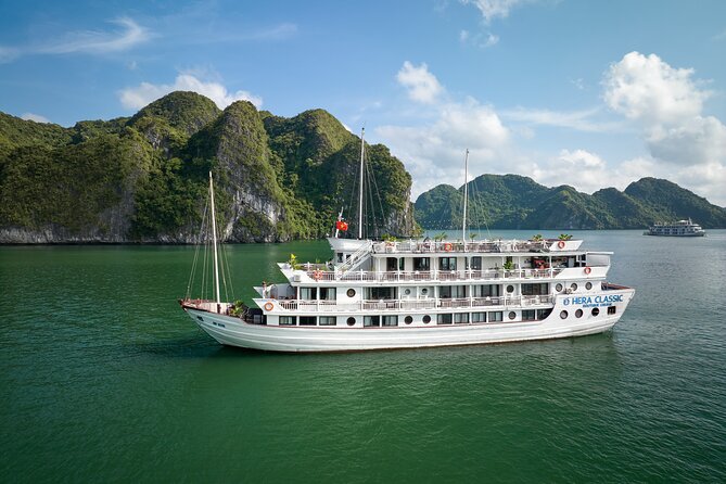 Halong 2D1N with Le Journey/Hera/La Pandora Boutique from Hanoi - Luon Cave kayaking on Day 2: the kind of photo moment worth it