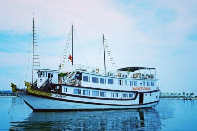 Halong bay boutique cruise 2 days trip: Kayaking, swimming & caving tours - Lunch while sailing: the kind of meal that lets you enjoy the ride, not rush past it