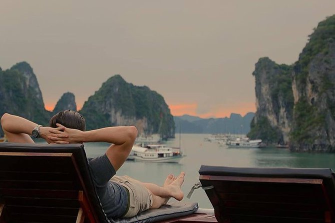 Halong Bay Cruise 3D2N - Kayaking Explorer & Round-trip transfer from Hanoi - Seafood meals, vegetarian option, and onboard add-ons
