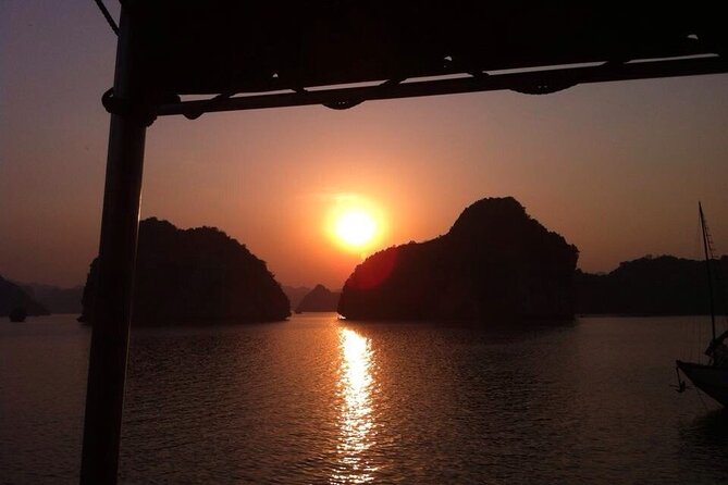 Halong Bay Cruise With Cave, Kayaking, Swimming - Buffet Lunch - Swimming in the Titov Area: A Small Break That Changes the Day