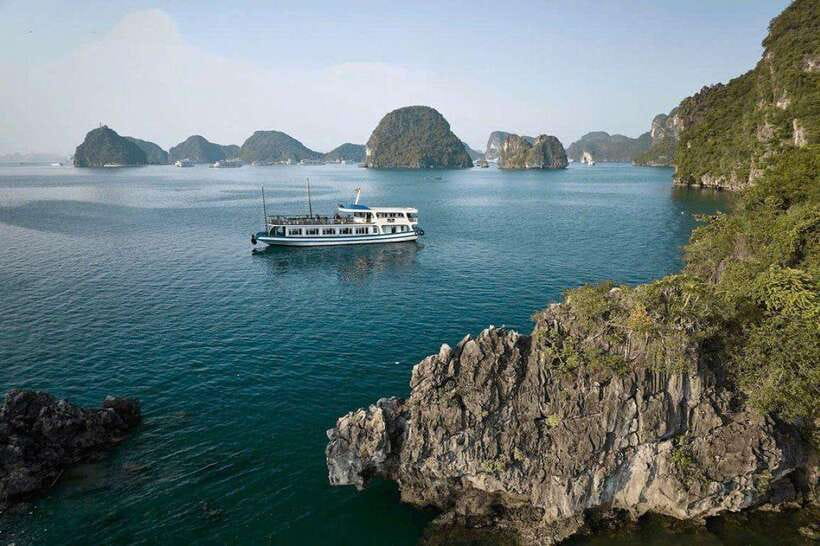 Halong Bay: Full-Day 4-Star Experience with Kayaking - 6-hour Ha Long Bay cruise: lunch, caves, and moving with the flow